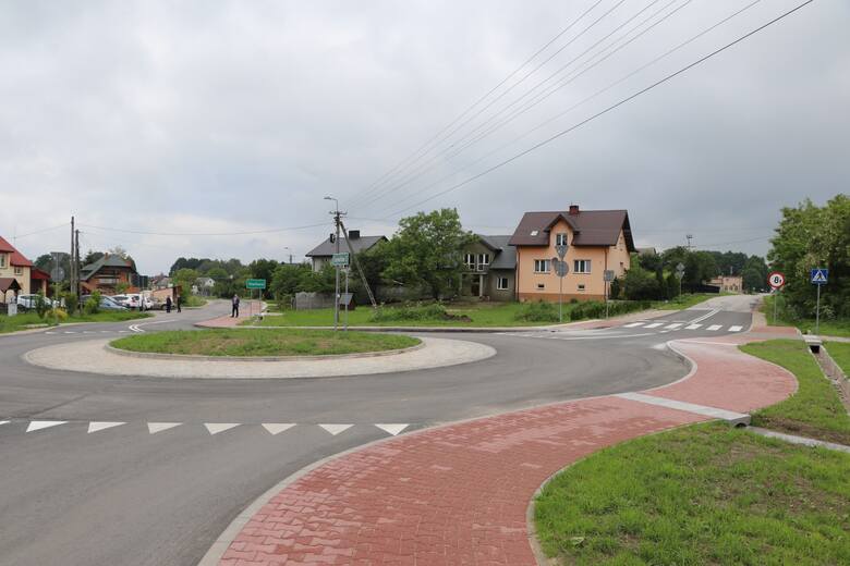 Przebudowane skrzyżowanie przy drodze powiatowej Malmurzyn – Stachura – Piaski wraz z nowym chodnikiem