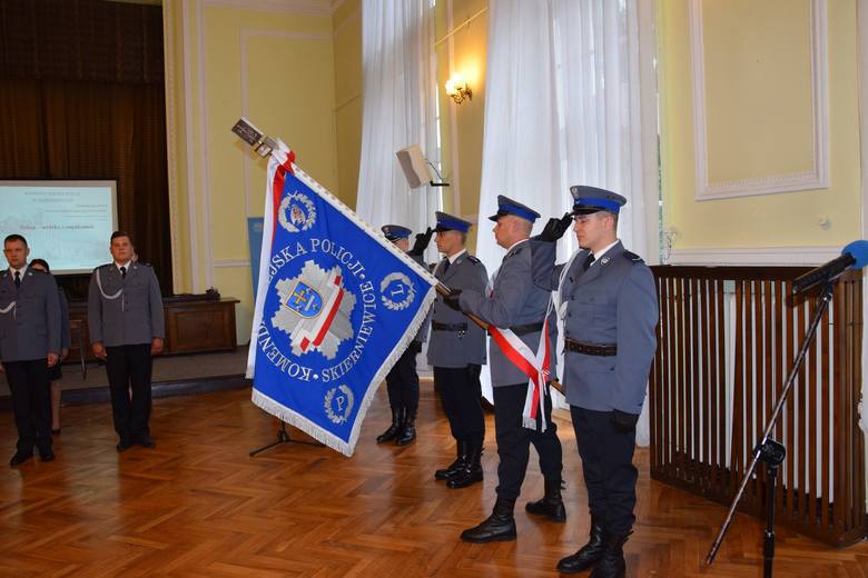 We wtorek Święto Policji obchodzono w Komendzie Miejskiej Policji W Skierniewicach. Była to okazja do wręczenia nominacji na wyższe stopnie policyjne – w tym roku odebrało je 37 policjantów. W wydarzeniu uczestniczyli między innymi przedstawiciele miasta i powiatu skierniewickiego.