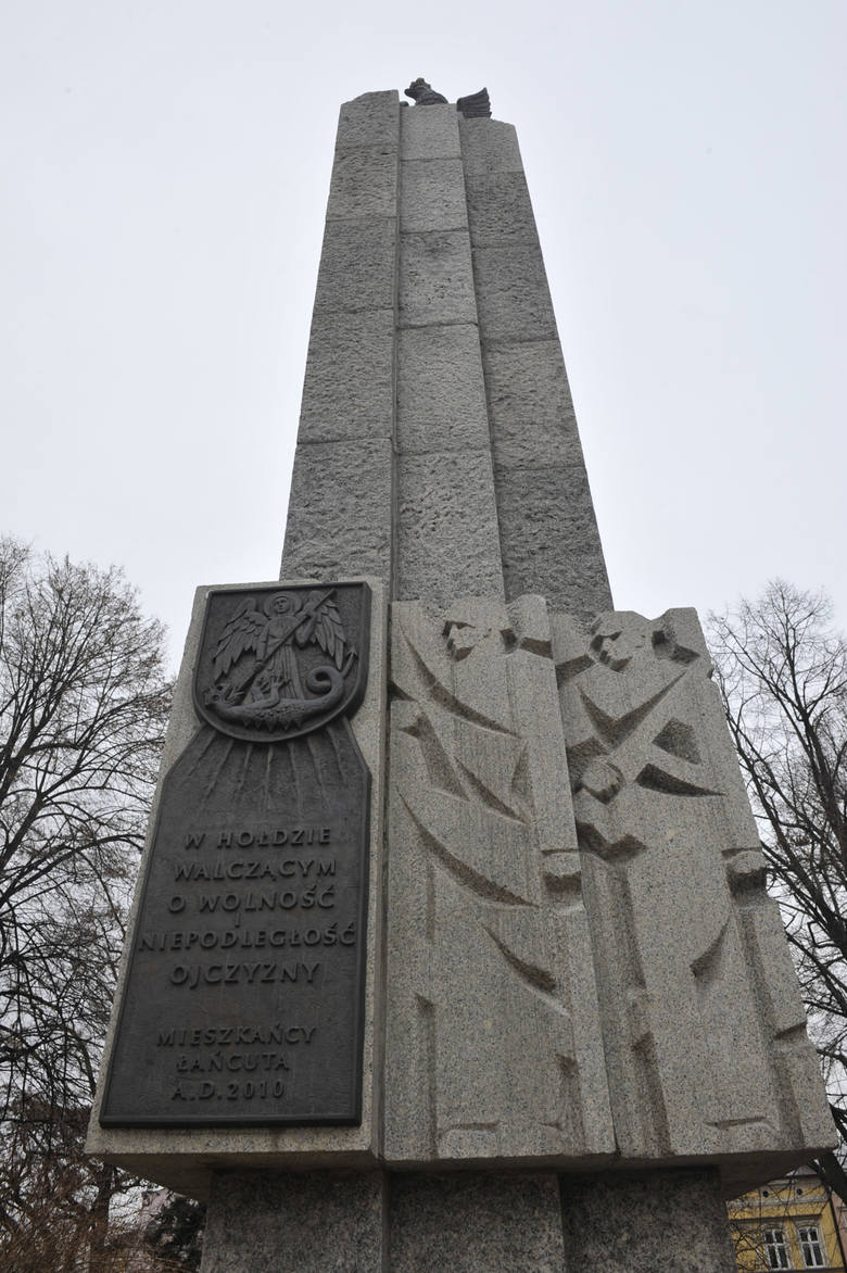 Pomnik „W hołdzie walczącym o wolność i niepodległość Ojczyzny” zostanie zburzony. Wielu mieszkańcom nadal kojarzy się z PRL-em