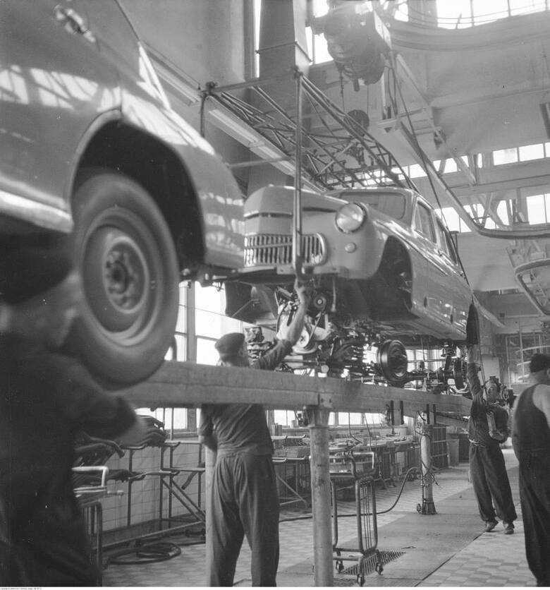 Warszawa M-20 - kultowy samochód powojennej Polski zjechał z linii produkcyjnej na Żeraniu 6 listopada 1951 roku, na inaugurację Fabryki Samochodów Osobowych.