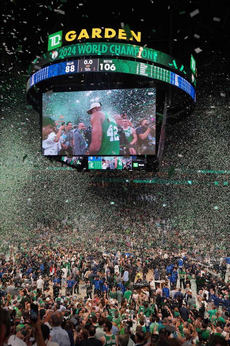 Ostateczny wynik piątego meczu finałowego NBA Boston Celtics – Dallas Mavericks (106:88) wyświetlony na tablicy wyników w momencie opadania konfetti