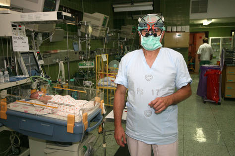 - Podczas operacji, która trwała około godziny, zamknięty został przewód tętniczy Botalla - mówi prof. Jacek Moll, kierownik Kliniki Kardiochirurgii ICZMP w Łodzi.