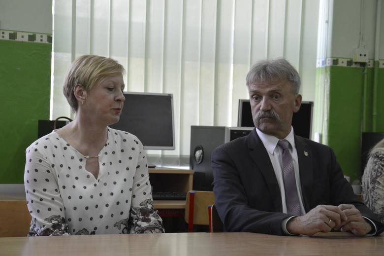 Burmistrz Krzysztof Kaliński i Małgorzata Nowak, naczelnik wydziału spraw społecznych UM w Łowiczu w czasie konferencji prasowej