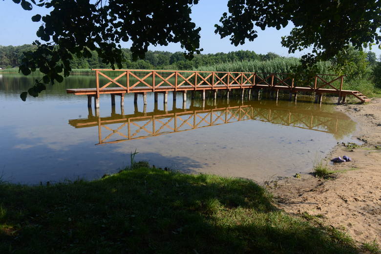 Jezioro Wojnowskie składa się z dwóch części i przypomina... procę lub literę „Y”,  z prawym ramieniem przeciętym przez most. Na jednym końcu części zachodniej znajduje się śluza, która reguluje przepływ wody.