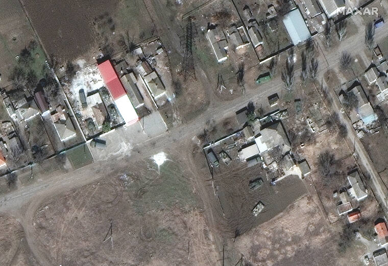 Rosyjskie pojazdy wojskowe są zaparkowane bezpośrednio obok domów na północny wschód od Mariupola