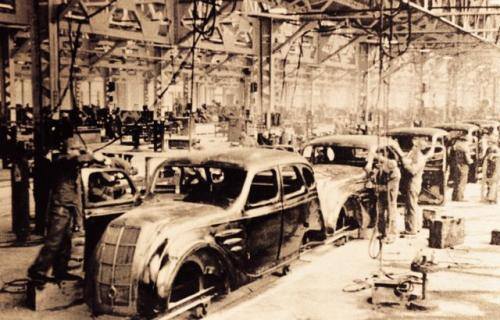 Fot. Toyota: Zgodnie z pojęciem „jidoka” produkowano tyle, ile aktualnie było potrzeba. W latach 1936- 1943 zbudowano tylko 1404 egzemplarze tego modelu.