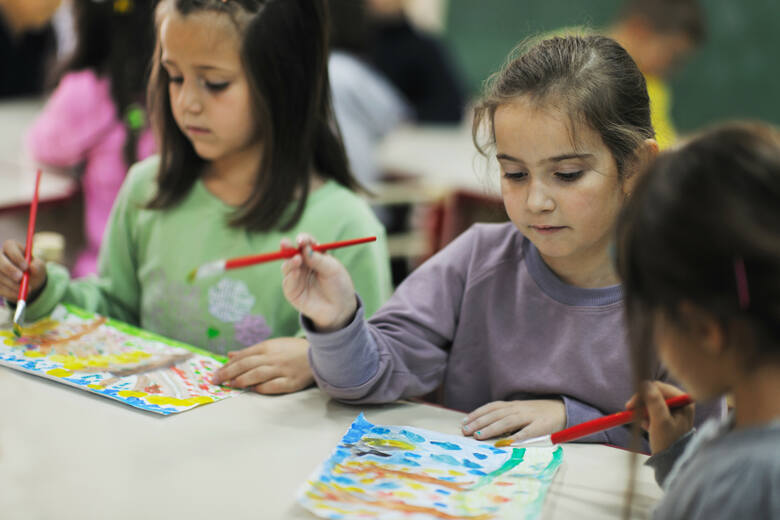 dzieci w przedszkolu malują 