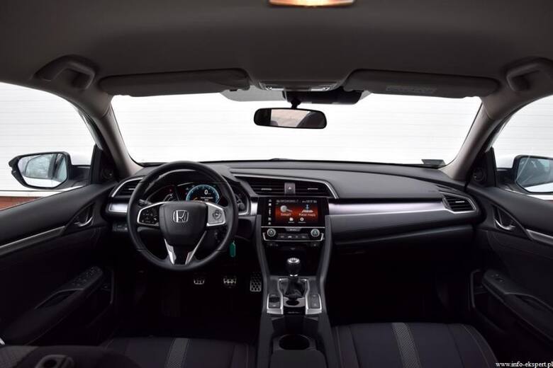 Honda Civic 1.5 VTEC TurboCałkowicie odmłodzona i zaprojektowana od podstaw Honda Civic dziesiątej generacji stała się najbardziej wyrafinowanym sedanem