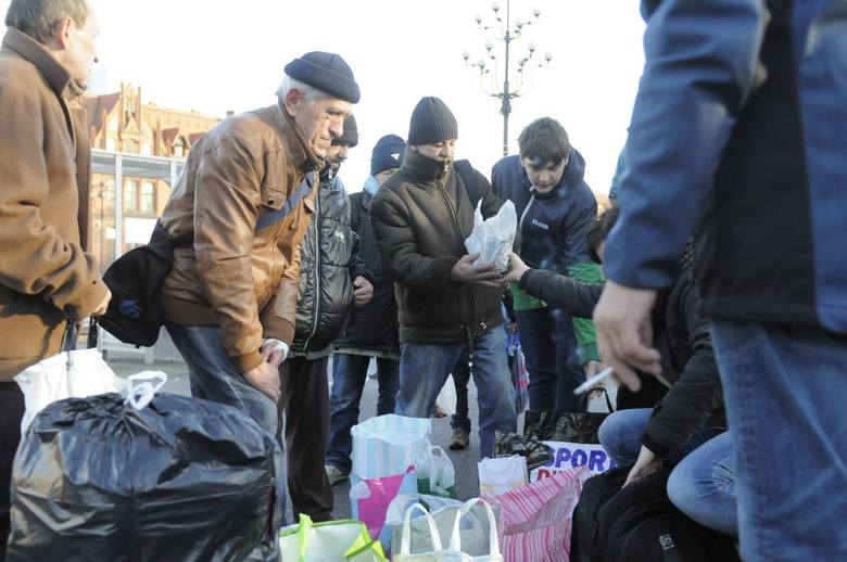 Akcja rozpoczęła się na Rybim Rynku w pierwszy dzień świąt. Tego dnia pomoc trafiła do kilkudziesięciu bezdomnych, którzy dzięki temu mogli zjeść ciepły posiłek.