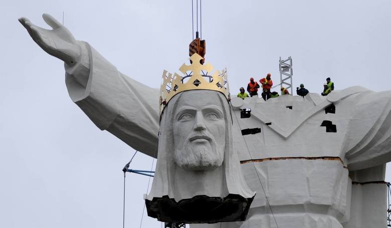 Figura Chrystusa Króla ze Świebodzina znów stała się sławna. To wszystko przez anteny, zamontowanie w koronie.