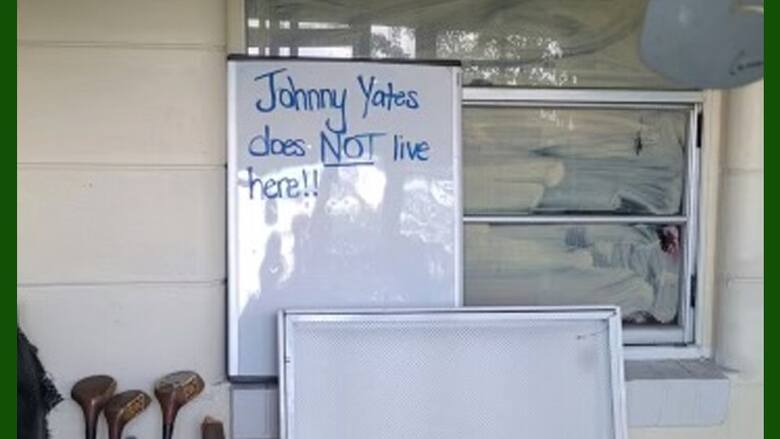Poszukiwany mężczyzna napisał na tablicy że „tu nie mieszka”. Policjanci nie uwierzyli i aresztowali go.
