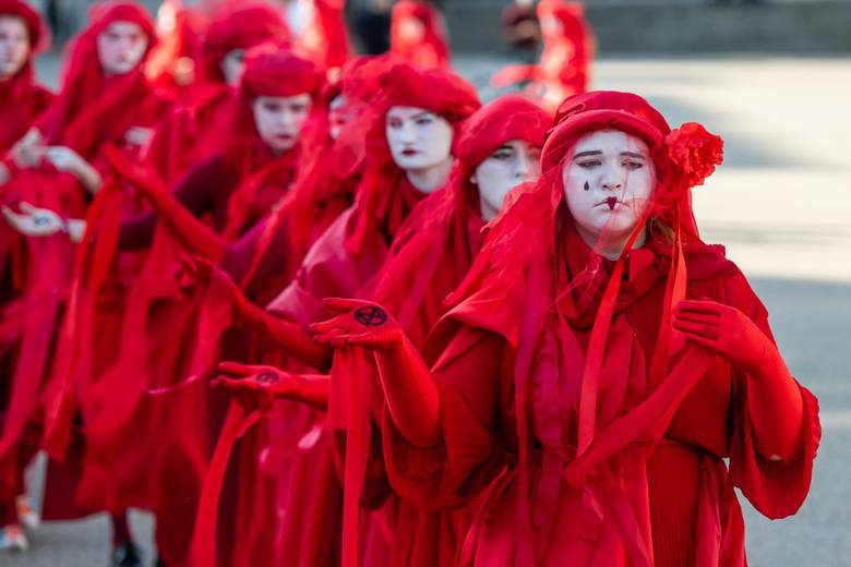 Są także twórcami performance'ów, znanych pod nazwą Red Rebel Brigade, gdzie w strojach czerwonych wdów i żałobników przemykają przez Poznań. Ich stroje symbolizują krew, którą dzielą z innymi gatunkami. 