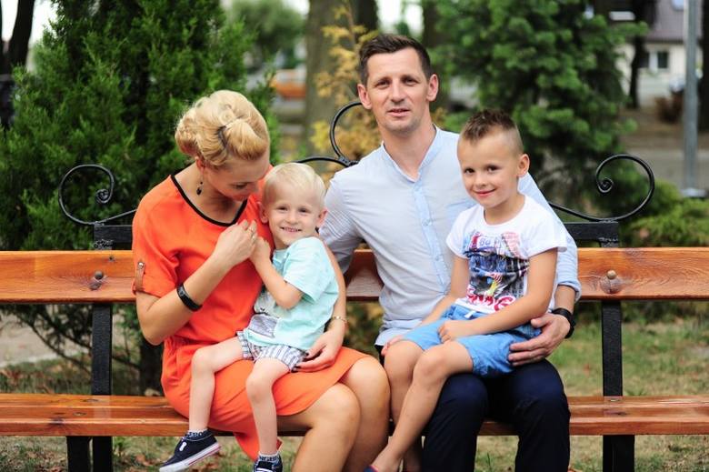 Justyna Malinowska z czteroletnim Tymonem, mężem Krystianem i starszym synem Igorem