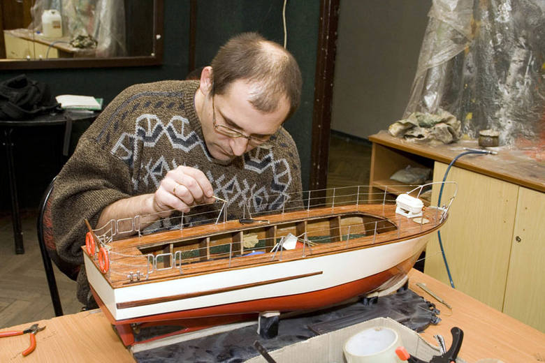 Jerzy Bularz składa modele statków