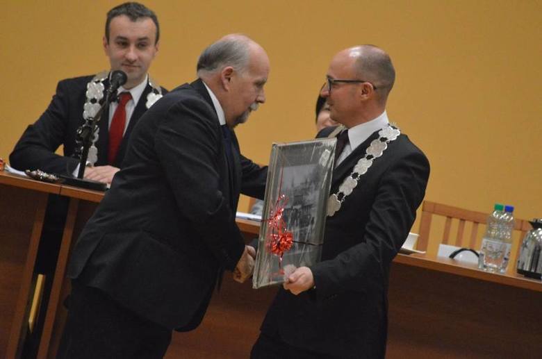 Senator Andrzej Person gratuluje Markowi Wojtkowskiemu