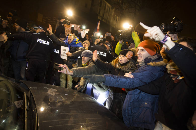 18 grudnia 2016 r. - od tego dnia okolice Wawelu są miejscem comiesięcznych protestów