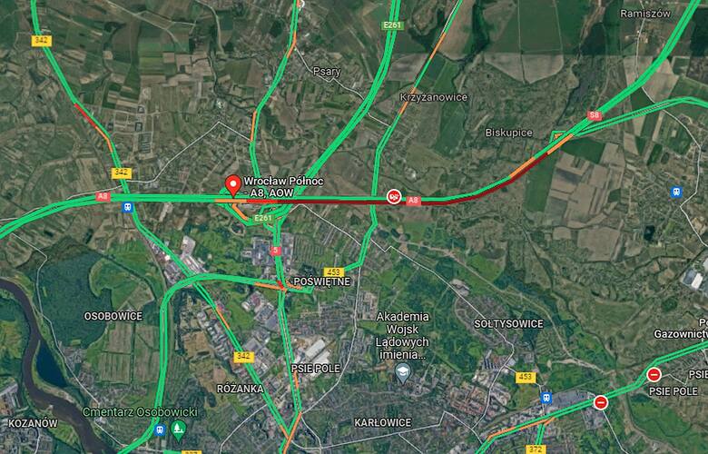 Obwodnica Wrocławia zablokowana po wypadku. Wielkie bale drewniane na jezdni, usuwanie może trwać kilka godzin