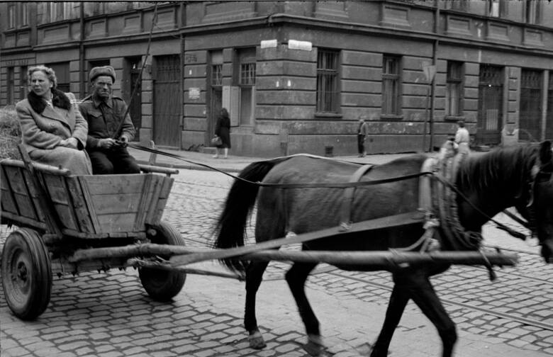 Za kotarą propagandy, za żelazną kurtyną. Kraków w 1959 roku na kliszach Geralda Howsona. Te zdjęcia czekały na publikację pół wieku