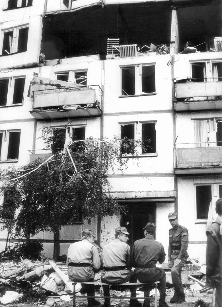 Rok 1993. Legnica. Żołnierze radzieccy zostawiają swoje osiedle mieszkaniowe w stanie kompletnej ruiny