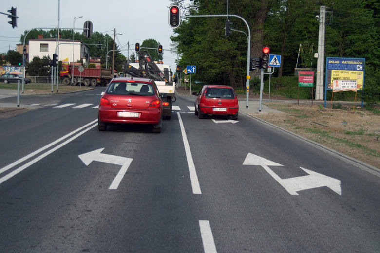 Z tego pasa powinno się skręcać w lewo w ul. Jedwabniczą, a nie w ulicę Tomaszowską, jak robią niemal wszyscy kierowcy. 