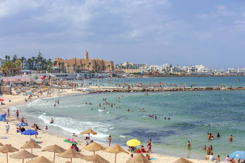 Tunezja była niemal całkowicie zamknięta dla turystów w minionym sezonie z powodu pandemii COVID-19. Latem 2023 kraj przyciąga turystów piękną pogodą,