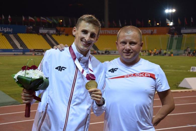 Zbigniew Lewkowicz (z prawej) wraz z Maciejem Lepiatą na mistrzostwach świata IPC w Katarze.