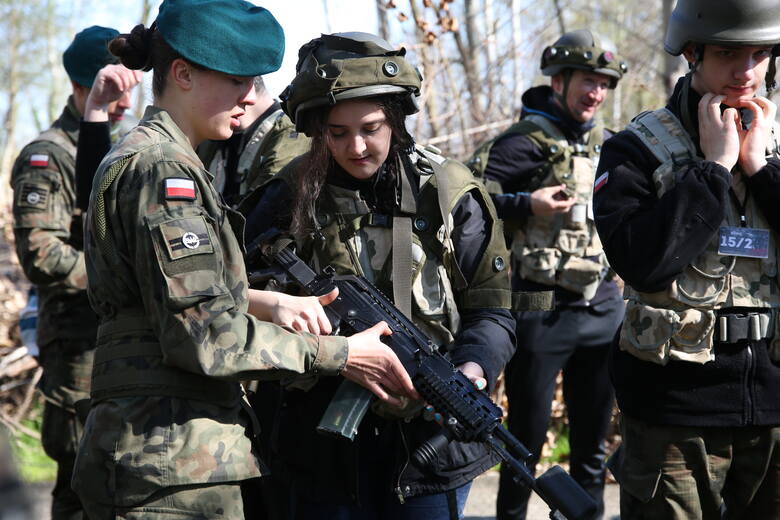 To już trzecia edycja jednodniowych szkoleń "Trenuj z Wojskiem". Uczestnicy poznali podstawy z obsługi broni, survivalu i taktyki wojskowej.