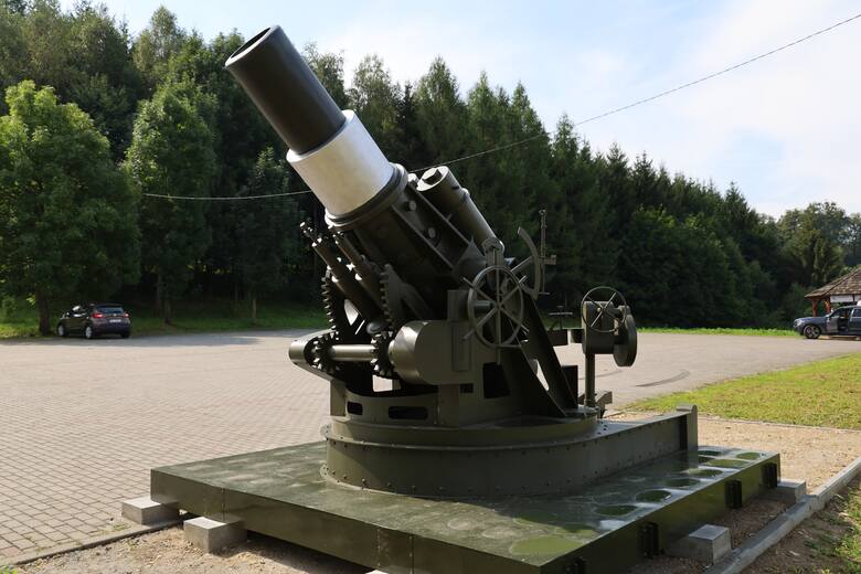 Odwzorowana w skali 1:1 makieta moździerza z okresu I wojny światowej stanęła w Olszanach w gm. Krasiczyn.
