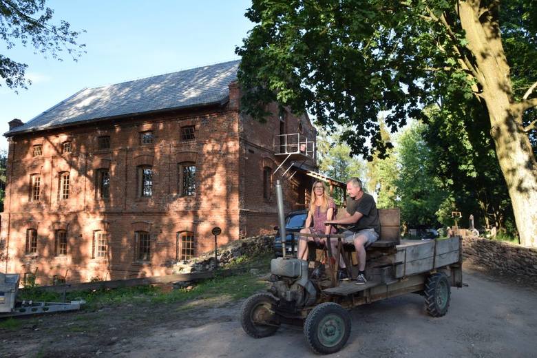 Anna i Paweł Orłowscy - suchedniowcy młynarze. W starym budynku nad rzeką odnaleźli spokój. Są dumni, że ocalili młyn od ruiny