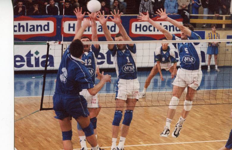 W drodze do brązowych medali MP w sezonie 1998-1999 gorzowianie pokonali na wyjeździe między innymi silną ekipę z Nysy. Atak Janusza Bułkowskiego zatrzymują blokiem (od lewej): Wiktor Sidielnikow, Zdzisław Olejnik i Sebastian Świderski.