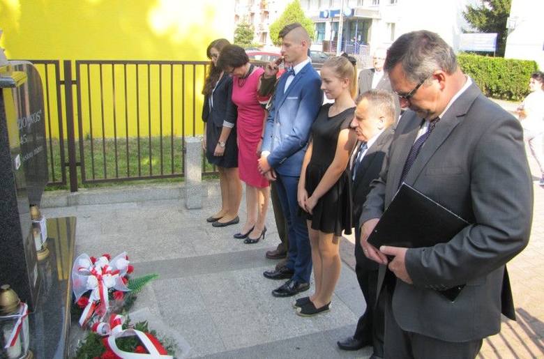 Delegacje składają kwiaty pod pomnikiem Stefana Gądzio „Kosa” znajdującym się przed budynkiem szkoły.
