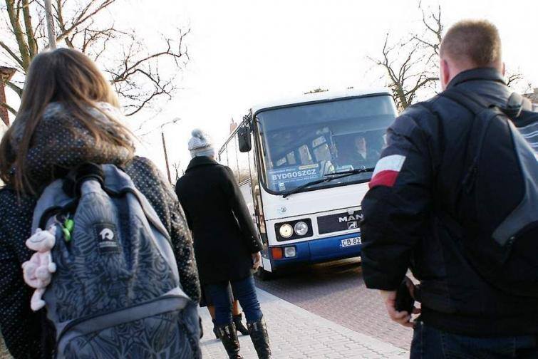 Gdy paliwo drożeje, mieszkańcy powiatu inowrocławskiego wybierają autobusy