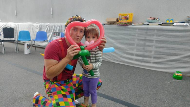 Zabawę dla ukraińskich dzieci animował klaun Wesołek (Przemysław Tryniszewski)