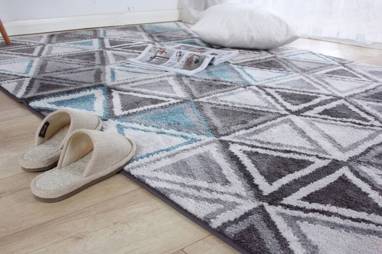 Pamiętajmy, że dywany z włókien naturalnych są delikatniejsze i bardziej wymagające w pielęgnacji, niż dywany z włókien sztucznych.