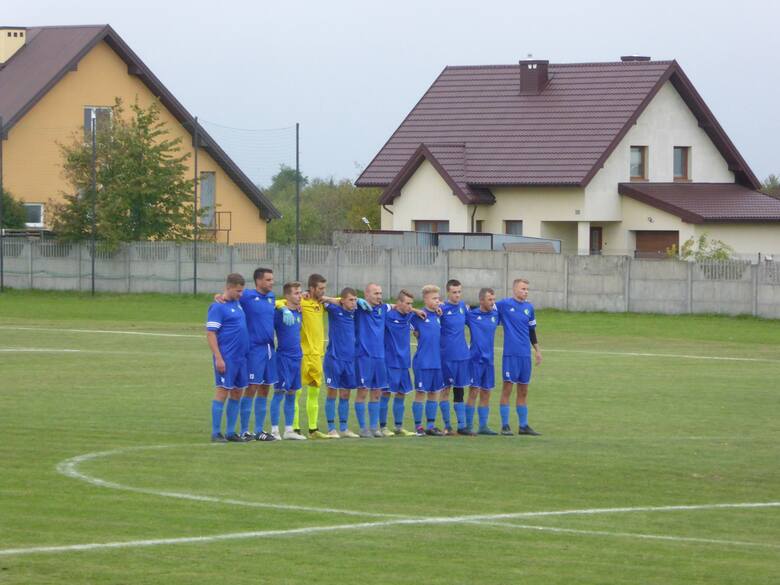 Mecz w Pierzchnicy został poprzedzony minutą ciszy, poświęconą pamięci zmarłych działaczy piłkarskich – Ryszarda Binensztoka i Stanisława Bobkiewicz