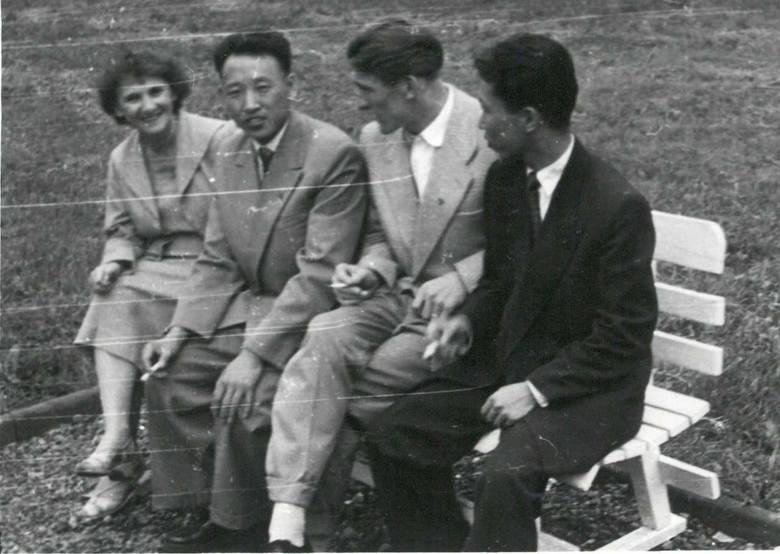 W parku, od lewej: Wanda Hertig, Ri Jin Ben, Edward Szymański, Kim Wan U