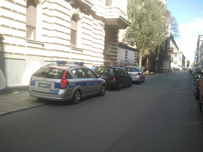 Przybyły na miejsce patrol policji nakazał zjechać kierowcom na chodnik przy ul. 6 sieprnia, by nie blokowali przejazdu na al. Kościuszki.