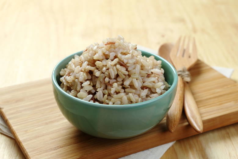 Gotowany ryż to świetna baza do dań na słodko i słono.