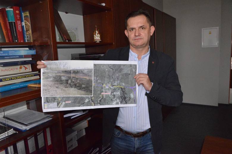 Profesor Grzegorz Świt pokazuje zdjęcia ze wstępnych oględzin mostu na palach na Nidzie oraz sporządzoną mapkę.