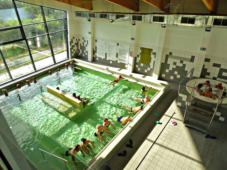 Wodę w Latoszynie można nie tylko pić, ale też w niej pływać. Do tego służy specjalny basen zdrojowy z jacuzzi.