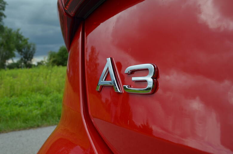 Audi A3 W Ingolstadt ma zawsze zielone, a w Polsce? Samo pojedzie w korku. Nowe Audi A3 to unikatowy, zadaszony zestaw multimedialny, doposażony w silnik.