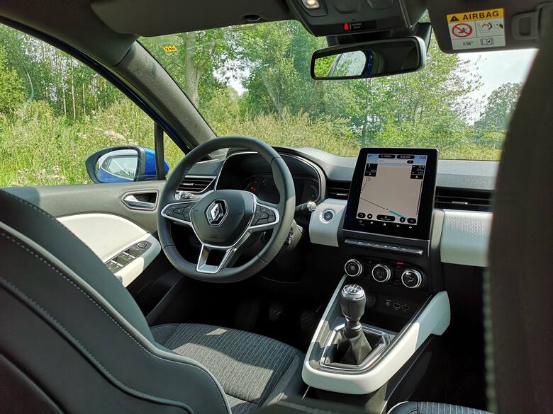 Renault Clio 2019 Najtańsze Renault Clio kosztuje 46 900 złotych i jest to odmiana Life z silnikiem SCe o mocy 65 KM. Cena rozsądna, ale pamiętajmy –