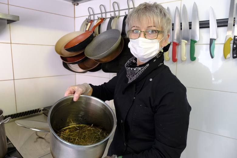 Pani Wiesława, szefowa kuchni, od kilku dni przygotowuje lokal do rozruchu.