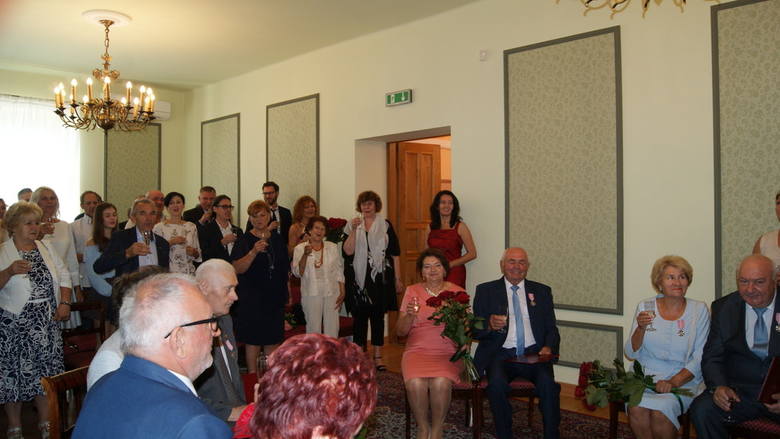 Uroczystość wręczenia Medali Za Długoletnie Pożycie Małżeńskie siedmiu parom jubilatów w Urzędzie Stanu Cywilnego w Skierniewicach[ZDJĘCIA]