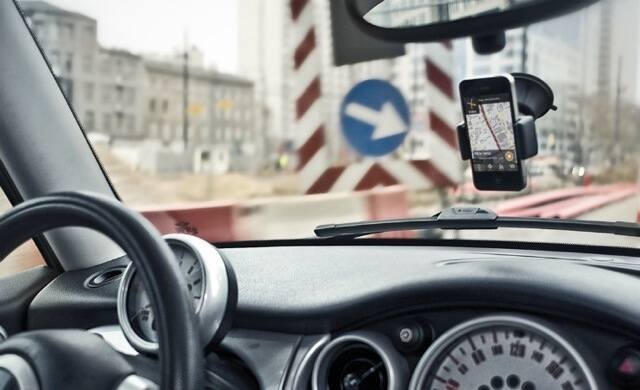 Kierowcy dzięki aplikacji monitorującej mogą odbierać i zgłaszać ostrzeżenia o fotoradarach czy kontrolach drogowych, a także wykorzystywać smartfon