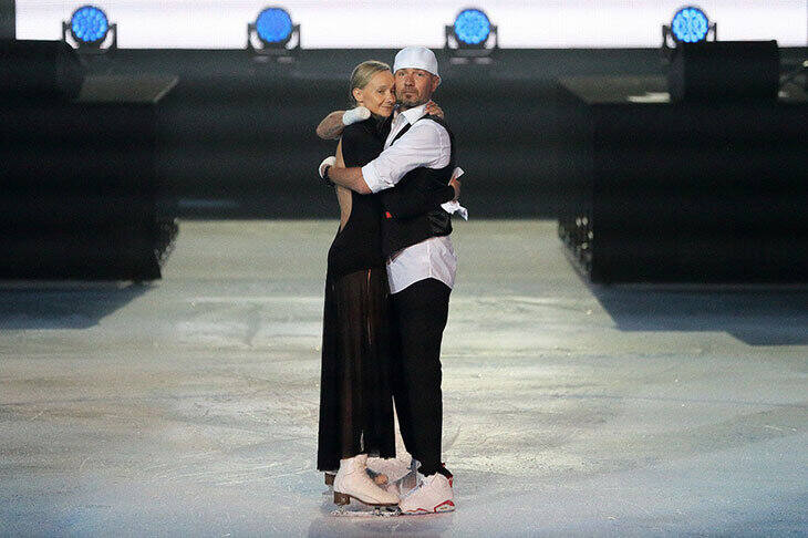 Roman Kostomarow, mistrz olimpijski w tańcach na lodzie, któremu amputowano stopy i dłonie, właśnie wrócił na lód w programie z żoną