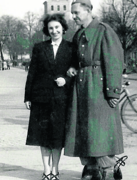 Początek lat 50. Danuta Huzarska z mężem, który odbywał służbę wojskową