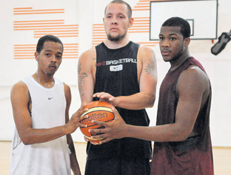 Nowi koszykarze ŁKS (od lewej): B.J. Holmes, Kirk Archibeque i Jermaine Mallet