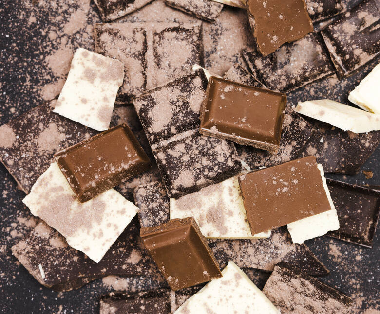 Chcesz uniknąć białego nalotu na czekoladzie? Przechowuj ją w stałej temperaturze między 18 a 20 stopni.