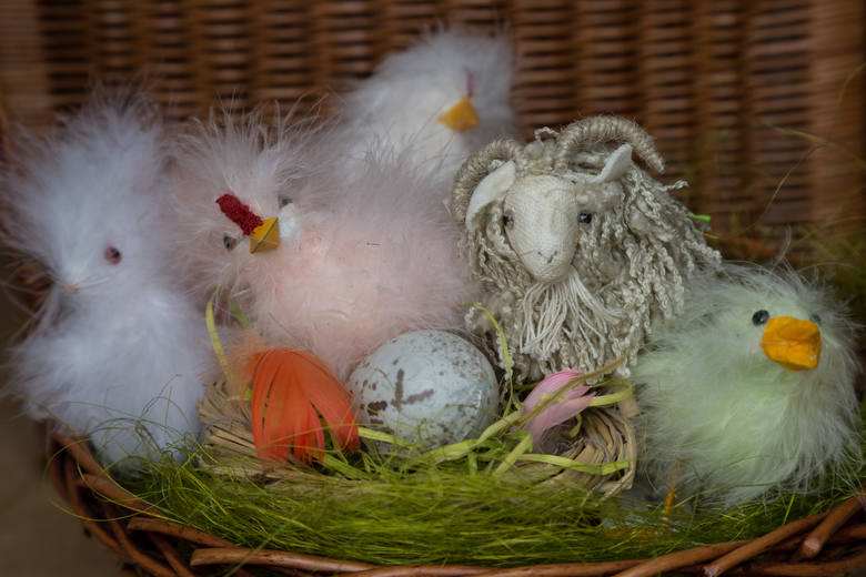 W koszyczku do święcenie, oprócz chleba, baranka, soli, wędliny, chrzanu, muszą znaleźć się malowane jajka.
